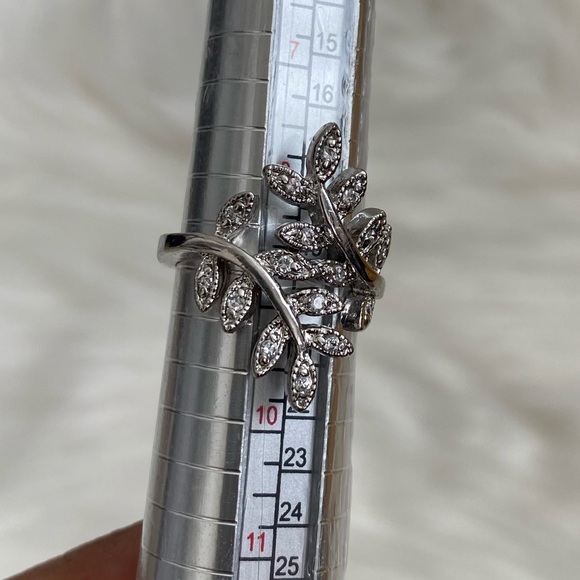 Beautiful leaf design silver tone ring w/many small diamond-like stones, size 9 - Picture 2 of 5